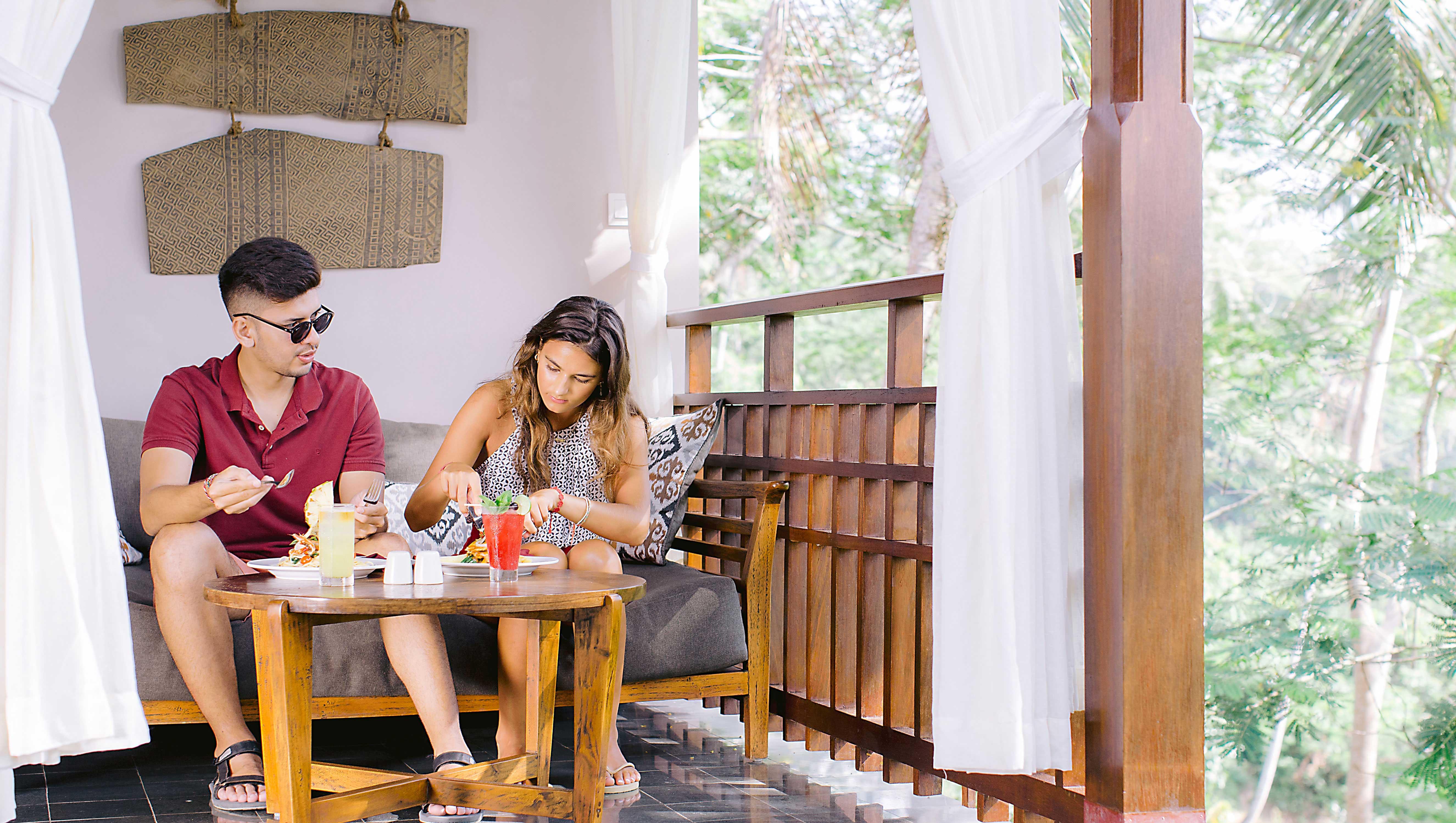 Tejaprana Resort & Spa Ubud Zewnętrze zdjęcie A couple at the resort