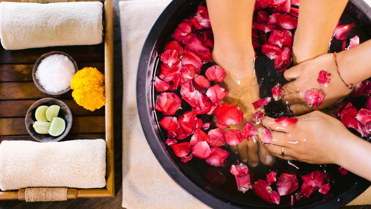 Tejaprana Resort & Spa Ubud Zewnętrze zdjęcie A woman's feet in a spa